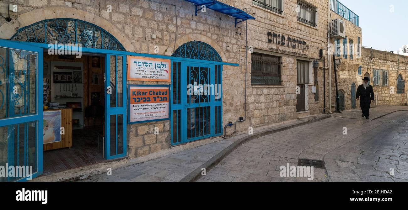 Mann auf der Straße, Safed (Zfat), Galiläa, Israel Stockfoto