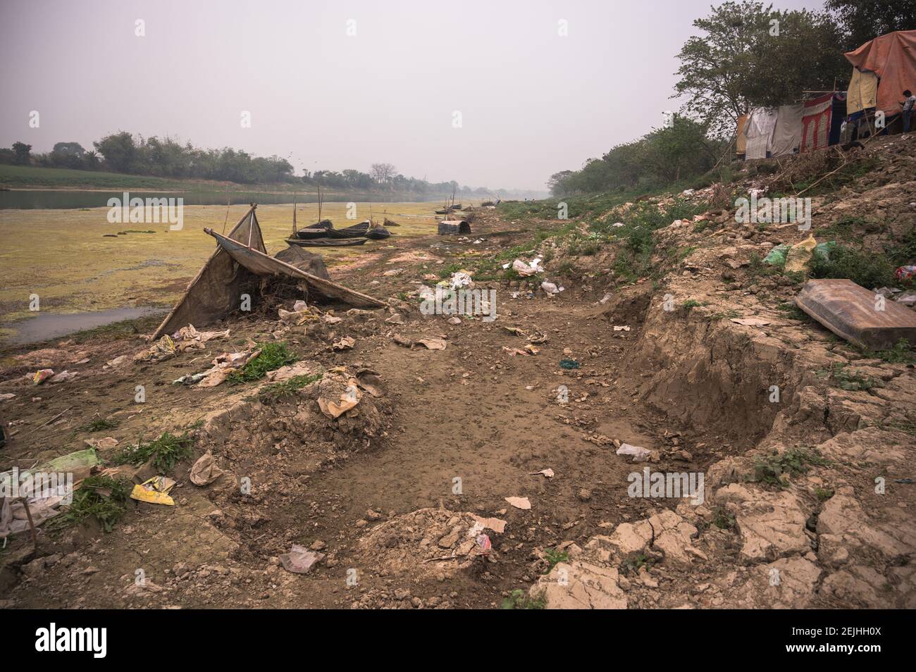 Jalangi River ist derzeit in Gefahr. Einst war Jalangi ein voll fließender Fluss, aber jetzt ist der Fluss voller Sedimente und hat seine Tiefe verloren. Der Fluss bricht jeden Tag seine Nebenpartien. Der intensive Druck wachsender Populationen, Industrialisierung, uneingeschränkter Ausgrabungen und ungeplanter Entwicklung zeigt sich sowohl in der Qualität als auch in der Quantität des Wassers, das die Flüsse liefern. Tehatta, Westbengalen, Indien. Stockfoto