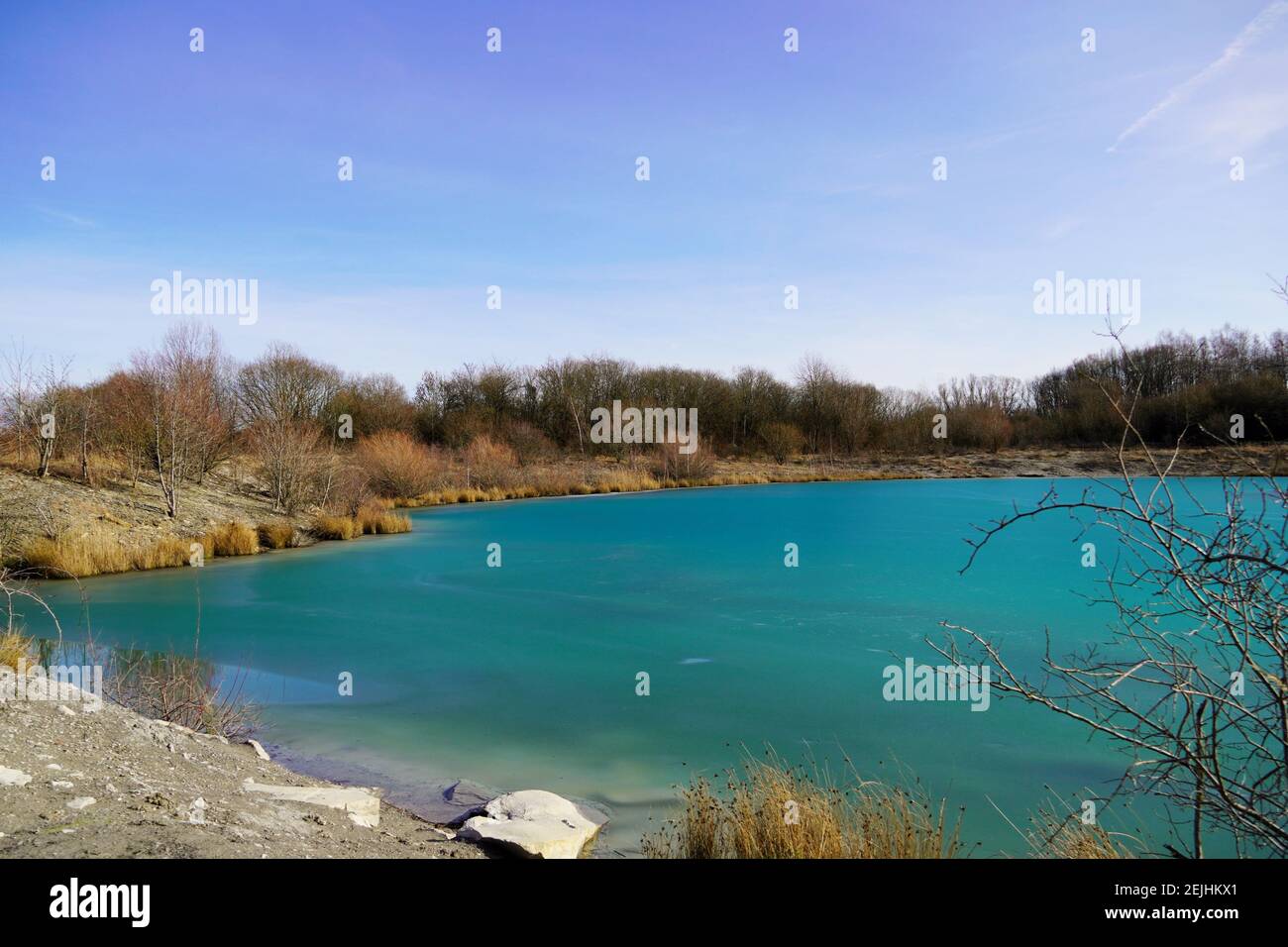 Blaue Lagune In Beckum Nordrhein Westfalen Gefrorener T rkisblauer blaue-lagune-in-beckum-nordrhein-westfalen-gefrorener-t-rkisblauer