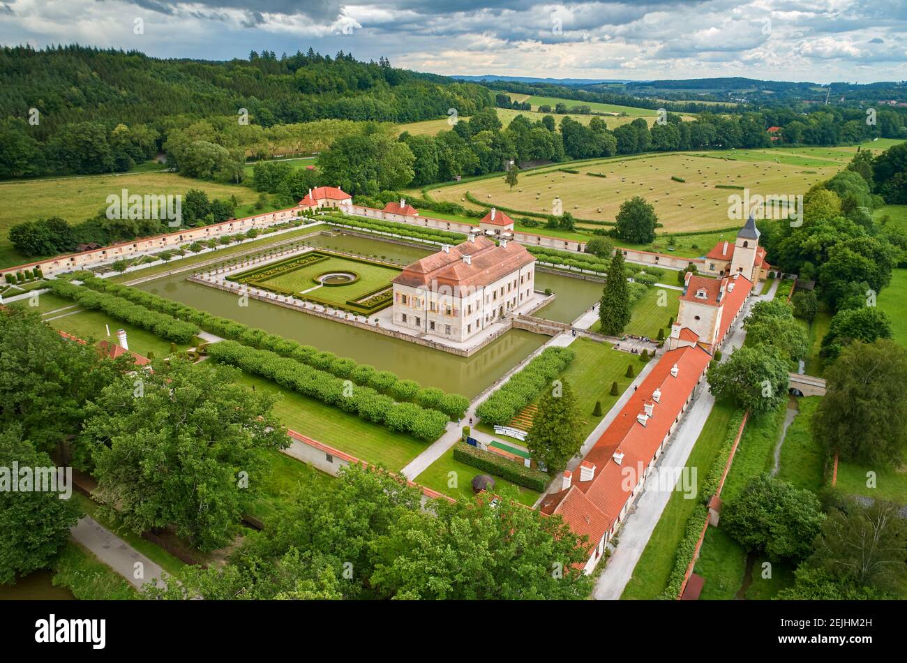 Kratochvile Chateau. Luftaufnahme eines malerischen Renaissance herrschaftlichen Residenz von einem Park in der südböhmischen Landschaft umgeben, Böhmen Stockfoto