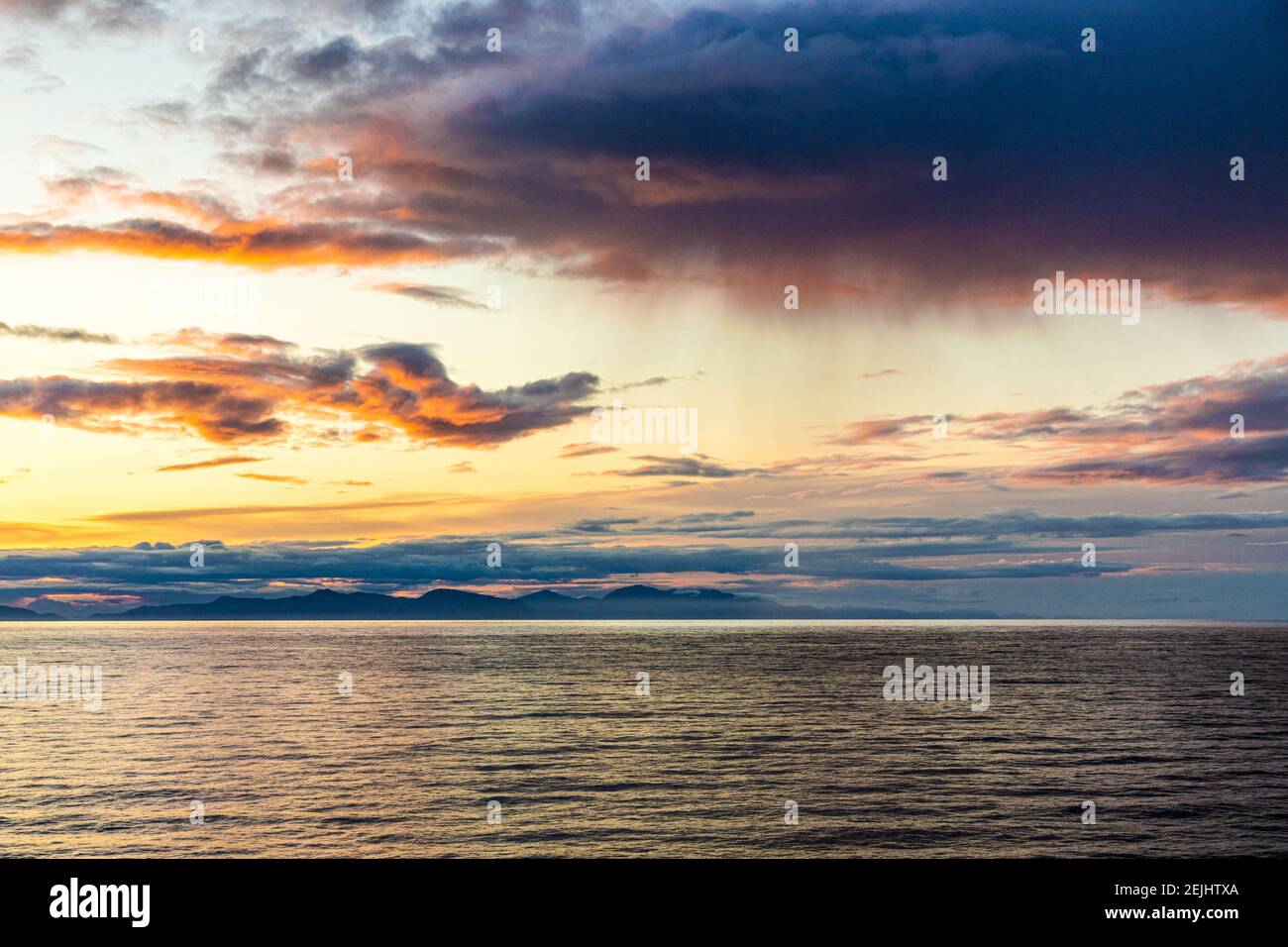 Ein Sonnenuntergang über der NW Pazifik Küste in der Nähe von Prince of Wales Island, Alaska, USA - von einem Kreuzfahrtschiff segeln die Inside Passage gesehen Stockfoto