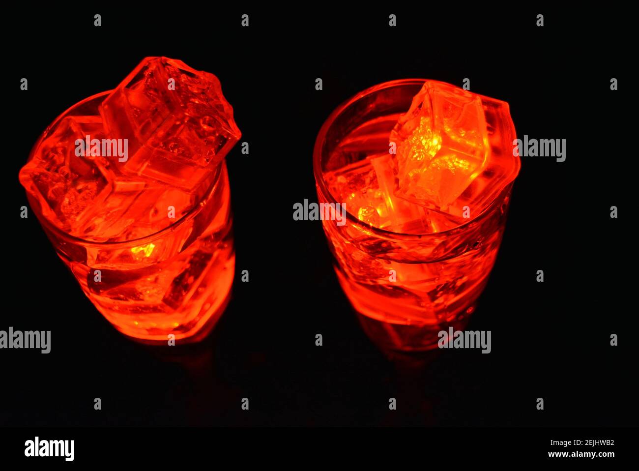 Leuchtendes rotes Licht der festlichen Getränke, schöne Präsentation zum Valentinstag, Halloween und für einen romantischen Abend. Stockfoto