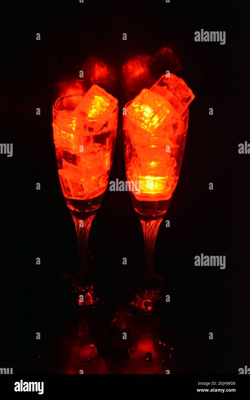 Leuchtendes rotes Licht der festlichen Getränke, schöne Präsentation zum Valentinstag, Halloween und für einen romantischen Abend. Stockfoto