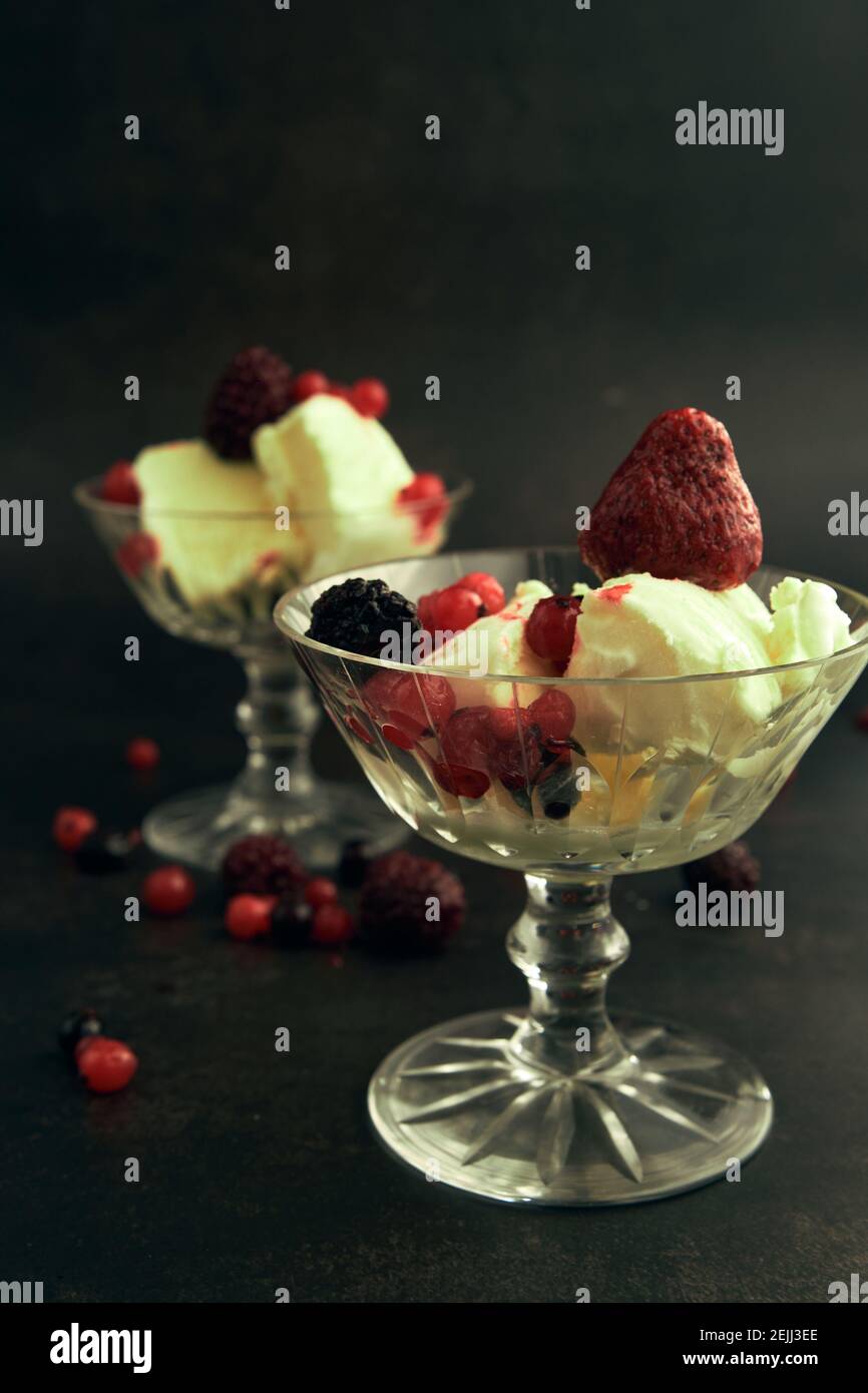 Eis mit verschiedenen Beeren Stockfoto