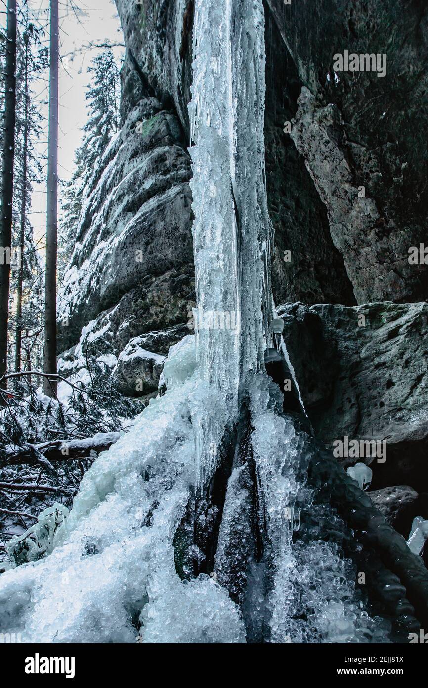 Faszinierende Eisformationen und Eiszapfen genannt Brtnicke Eisfälle, CZ ledopady, im Nationalpark Böhmische Schweiz, Tschechische republik.Winterausflug Stockfoto