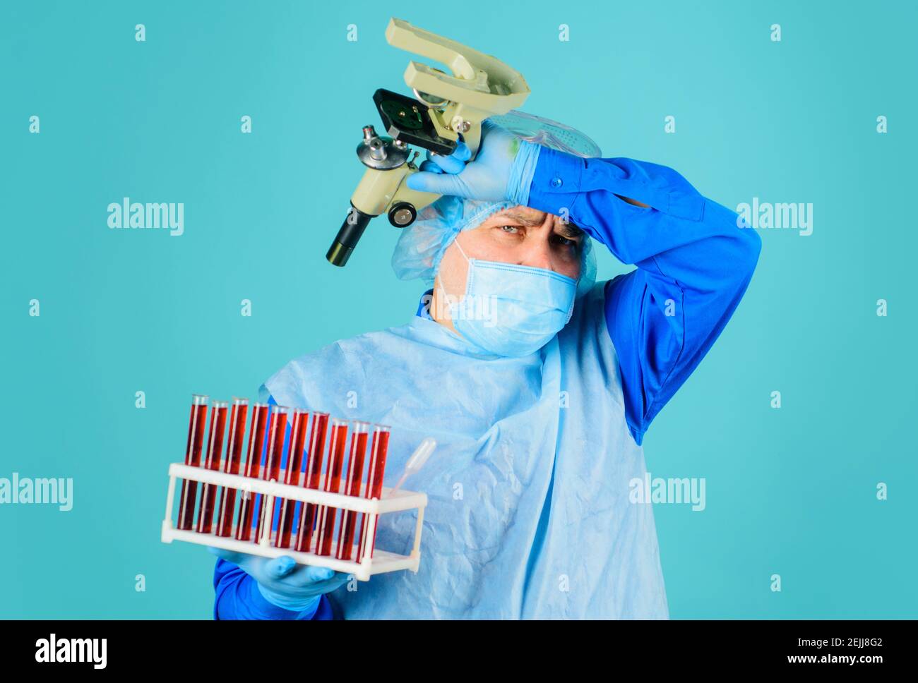 Arzt analysiert Blutprobe in der Klinik. Laborant mit Reagenzgläsern und Mikroskop. Wissenschaft, Biologie und Medizin Konzept. Stockfoto