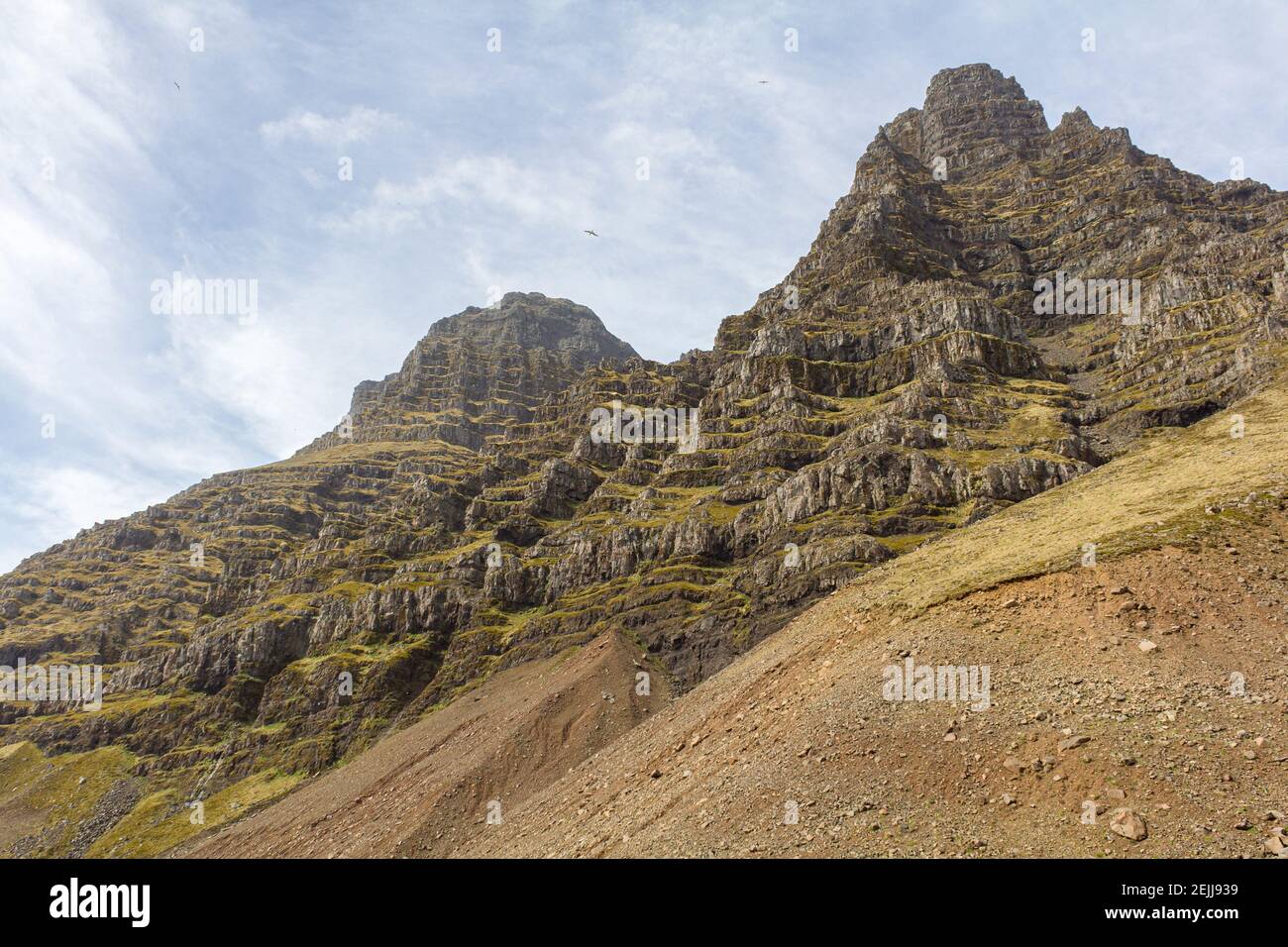 Schöne Terrassenformationen auf zwei Berggipfeln, Island Stockfoto