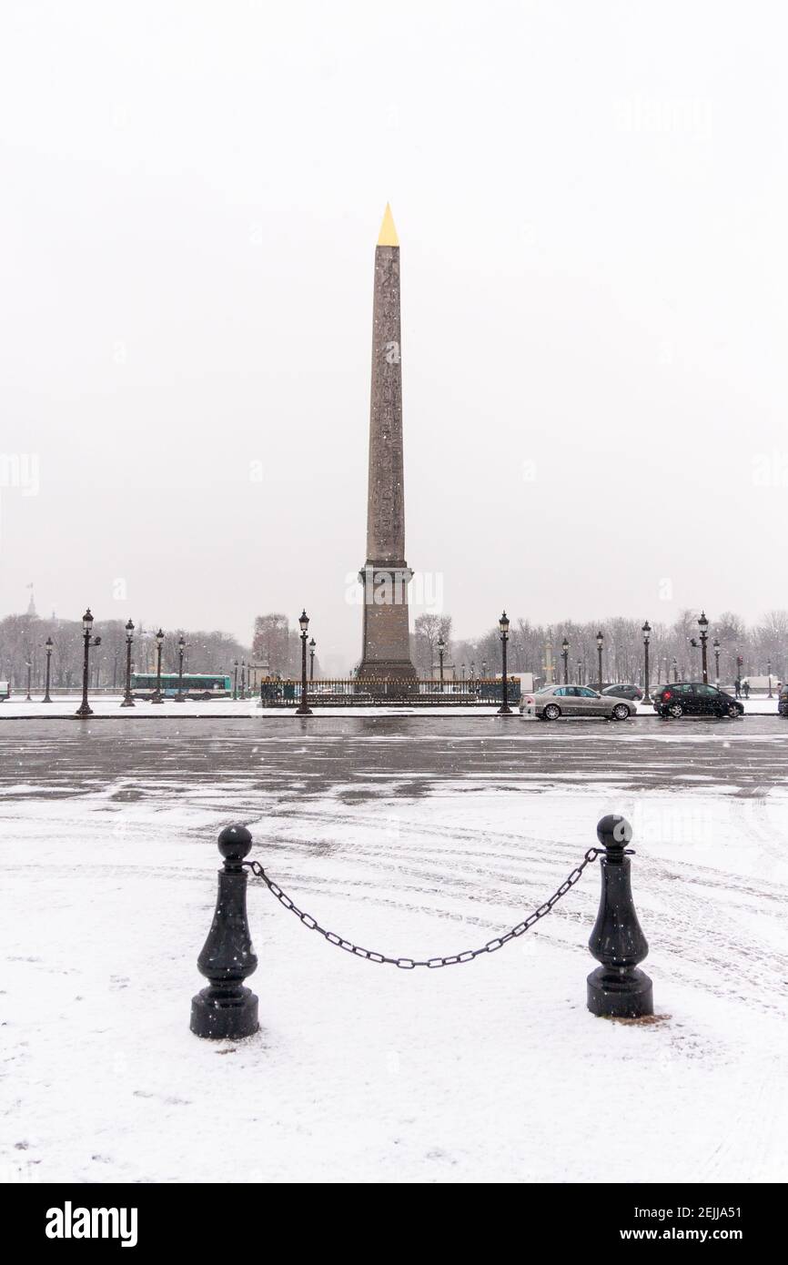 Place de la Concorde Obelisk in Paris im Winter mit Schnee an einem bewölkten Tag Stockfoto
