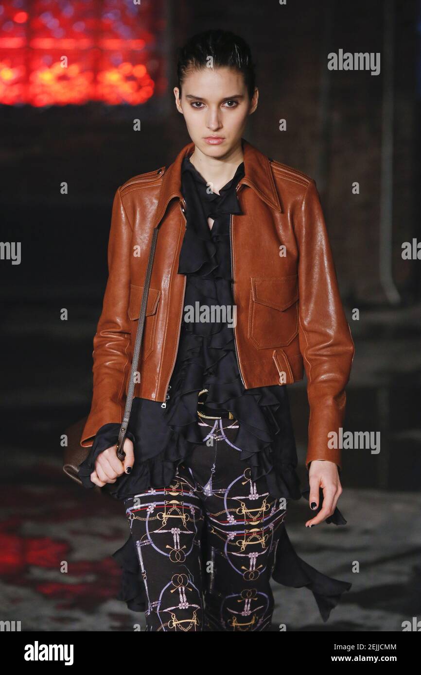 Modellspaziergänge auf dem Laufsteg auf der Khaite Fashion Show im Herbst / Winter 2020 / 2021 Fashion Week in New York, NY am 11. Februar 2020. (Foto von Jonas Gustavsson/Sipa USA) Stockfoto