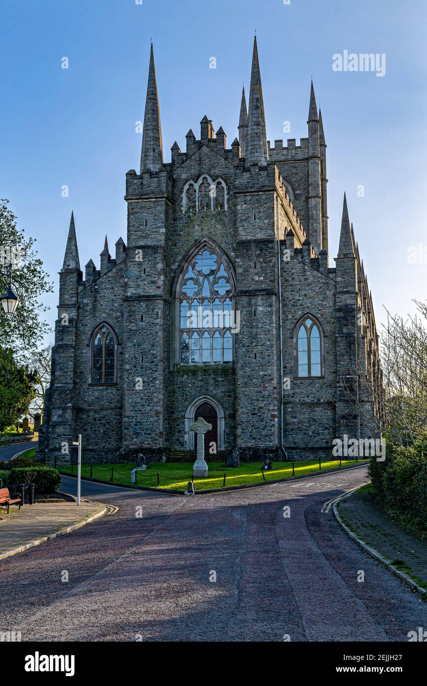 Downpatrick, Nordirland. 2nd Mai 2016. Down Cathedral, die Kathedrale Kirche der Heiligen und ungeteilten Dreifaltigkeit, befindet sich in Downpatrick. Stockfoto