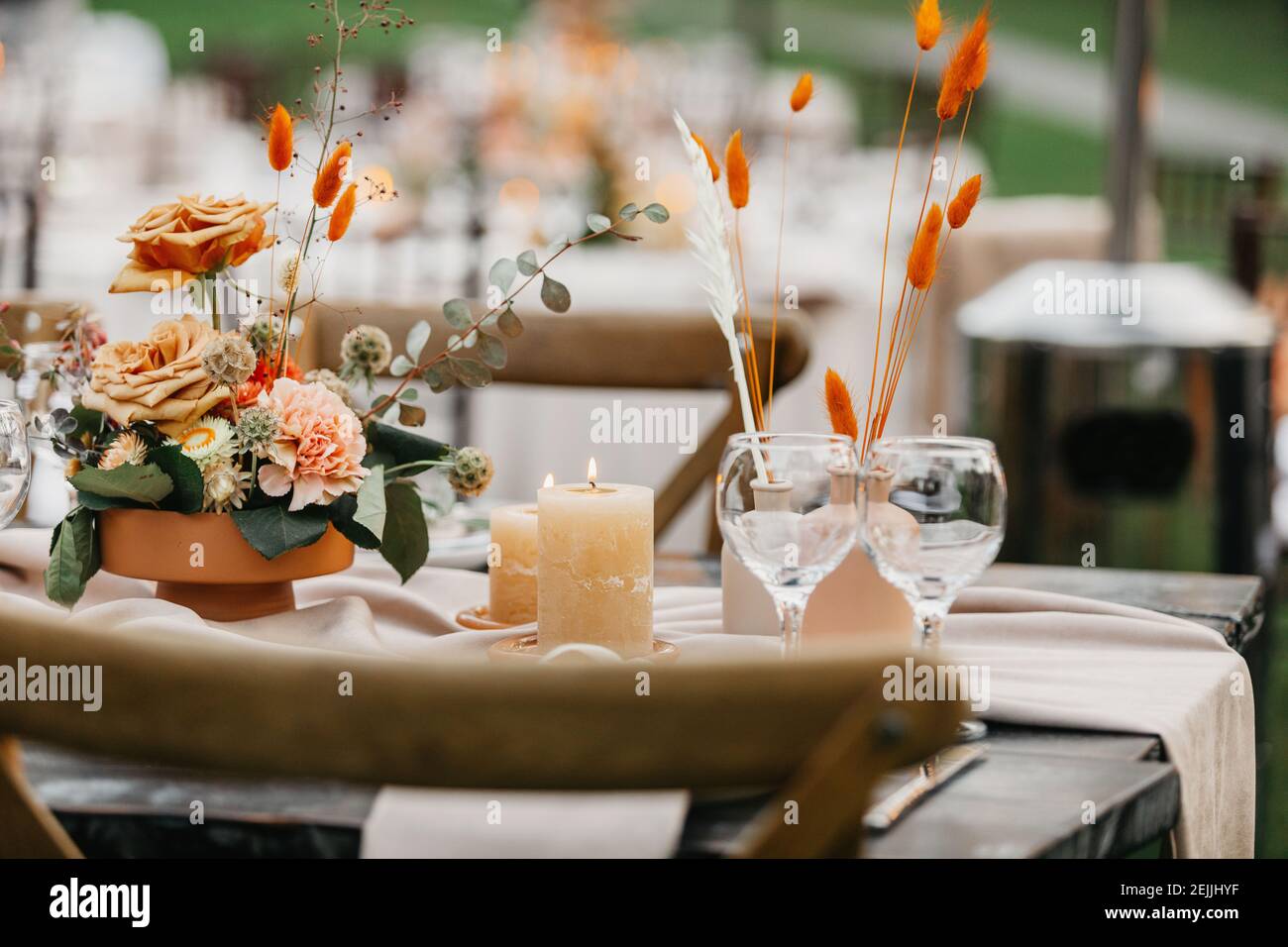 Mehrere kleine Blumensträuße, um Tisch in Boho dekorieren Stil Stockfoto