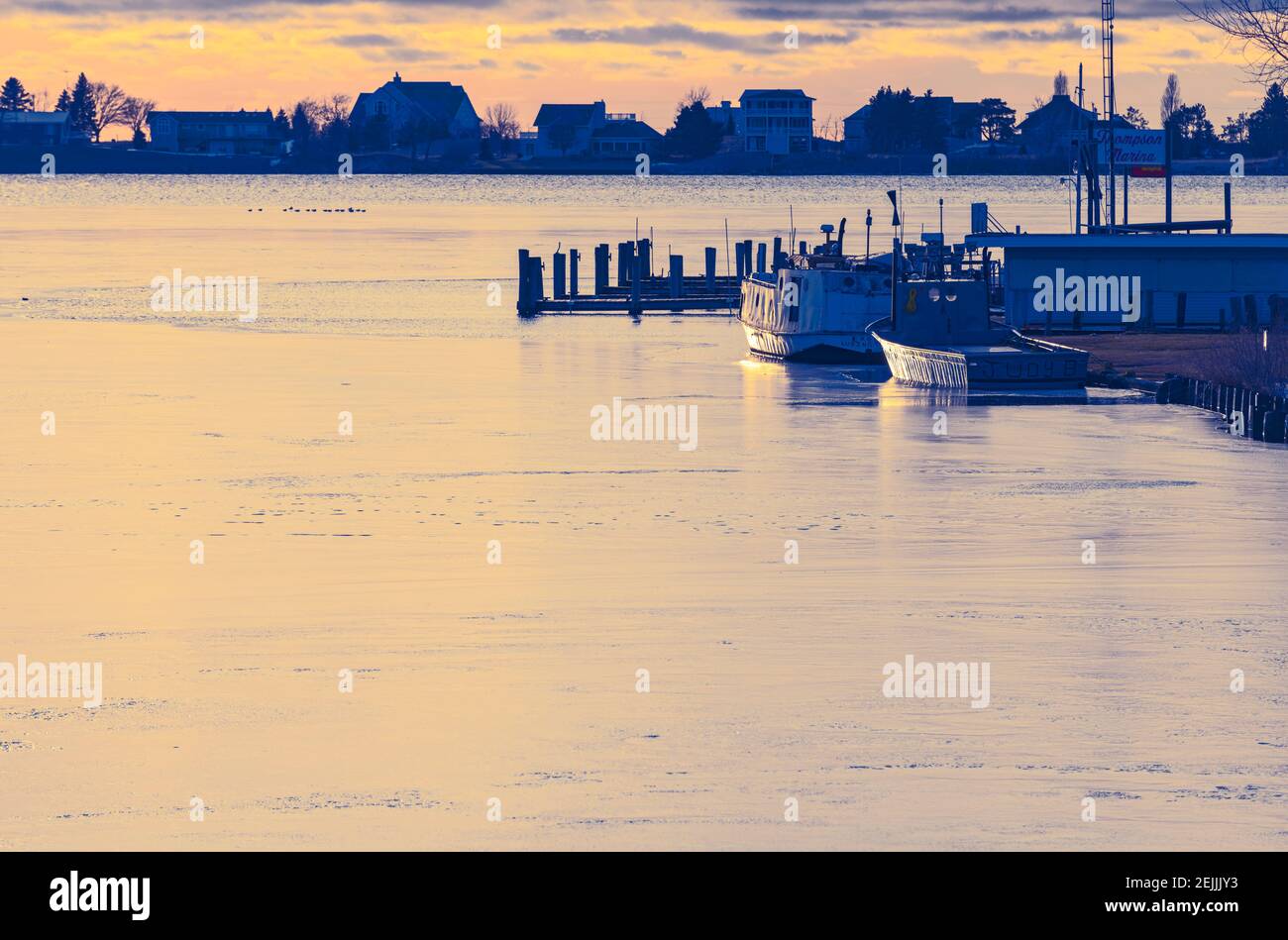 Kommerzielle Fischereifahrzeuge dockten an der Marina in Pere Marquette Lake, Ludington, Michigan, USA Stockfoto