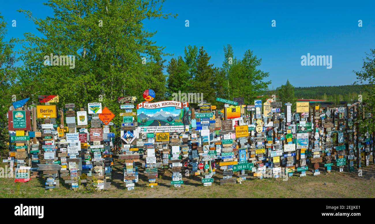 Kanada, Yukon, Watson Lake, Sign Post Forest, begann 1942 von einem Soldaten, der in der Gegend Dienst, jetzt Nummerierung 80.000 + Stockfoto