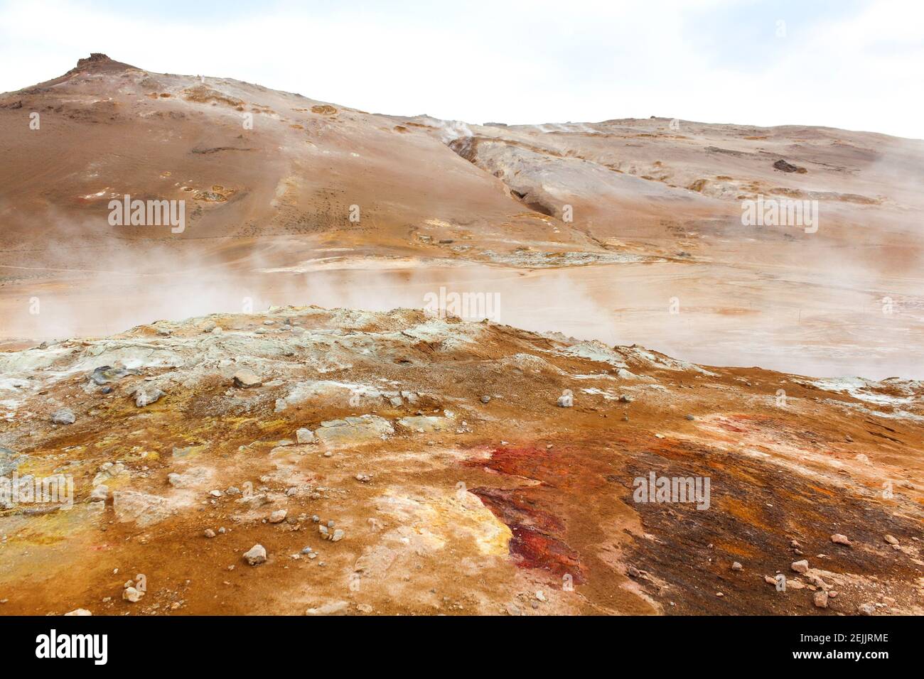 Lebensfeindliche vulkanische und geothermische Landschaft von Namaskard, Island Stockfoto
