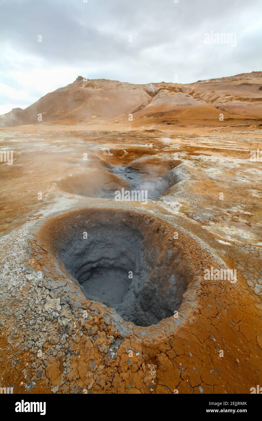 Lebensfeindliche vulkanische und geothermische Landschaft von Namaskard, Island Stockfoto