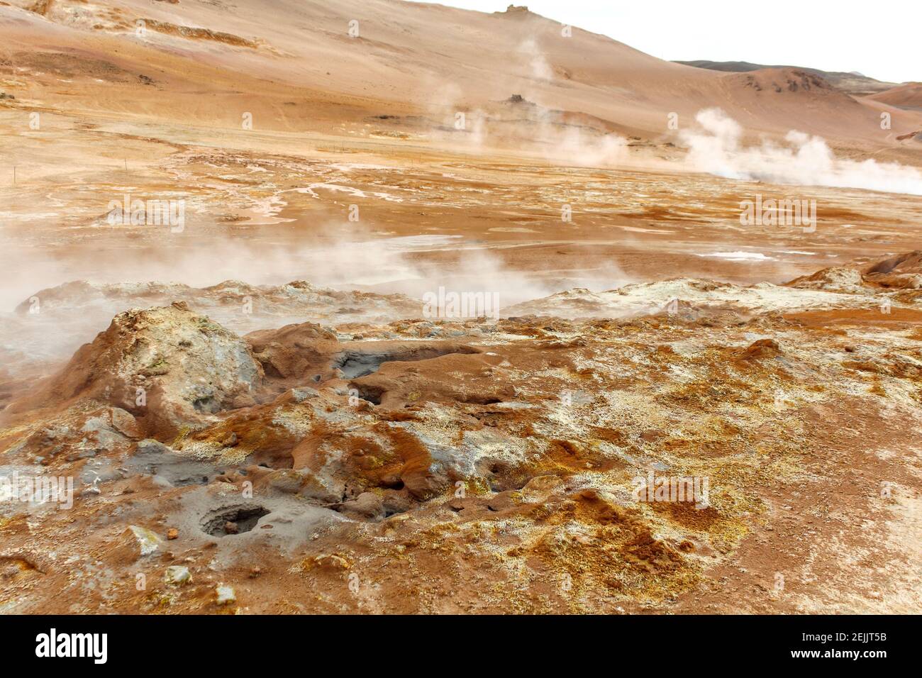 Lebensfeindliche vulkanische und geothermische Landschaft von Namaskard, Island Stockfoto