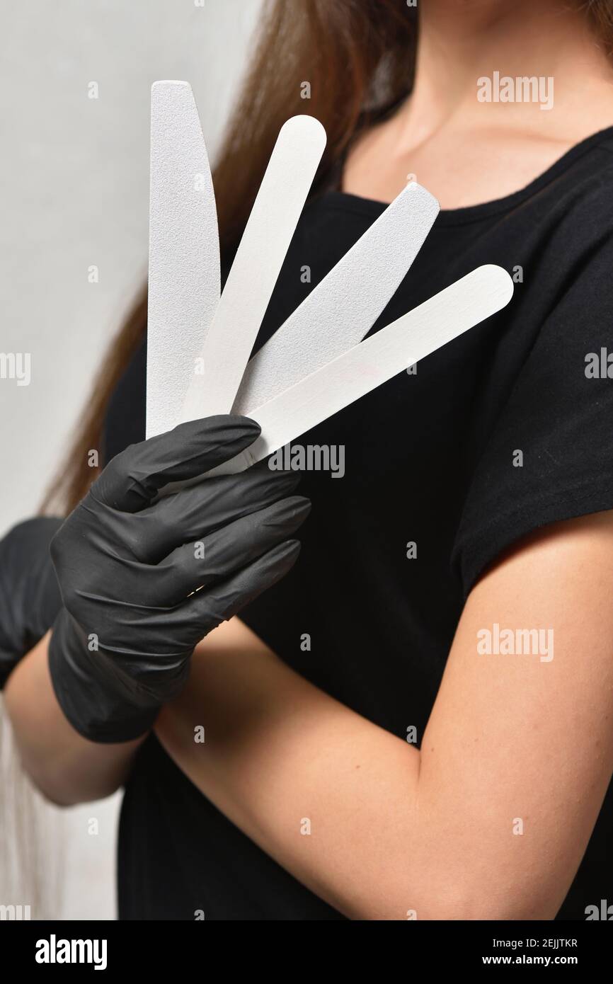 Frau Manikuristin zeigt Nagelfeilen in der Hand Stockfoto