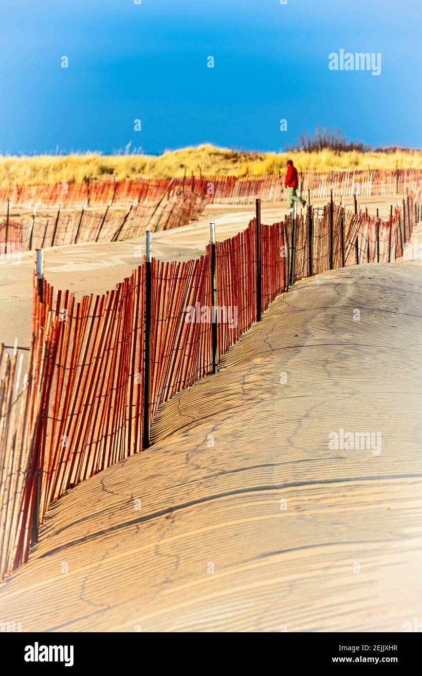 Schneezaun mit Schatten entlang windgedrifteten Sand in der Nähe des Ludington State Park Beach House am Lake Michigan in der Nähe von Ludington, Michigan, USA. Ludington S. Stockfoto