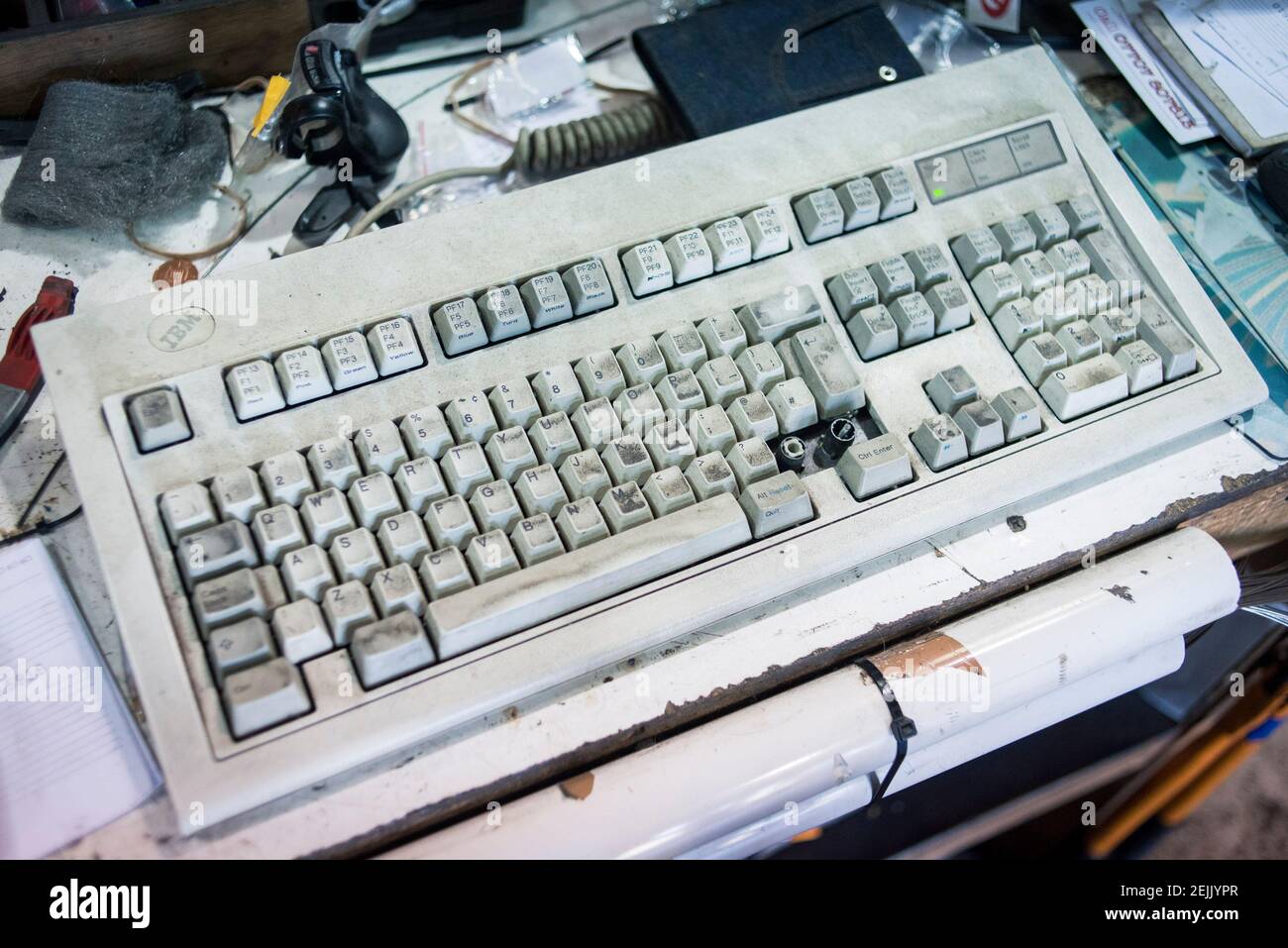 Eine schmutzige und gut gebrauchte Computertastatur in einer Fahrradwerkstatt Stockfoto