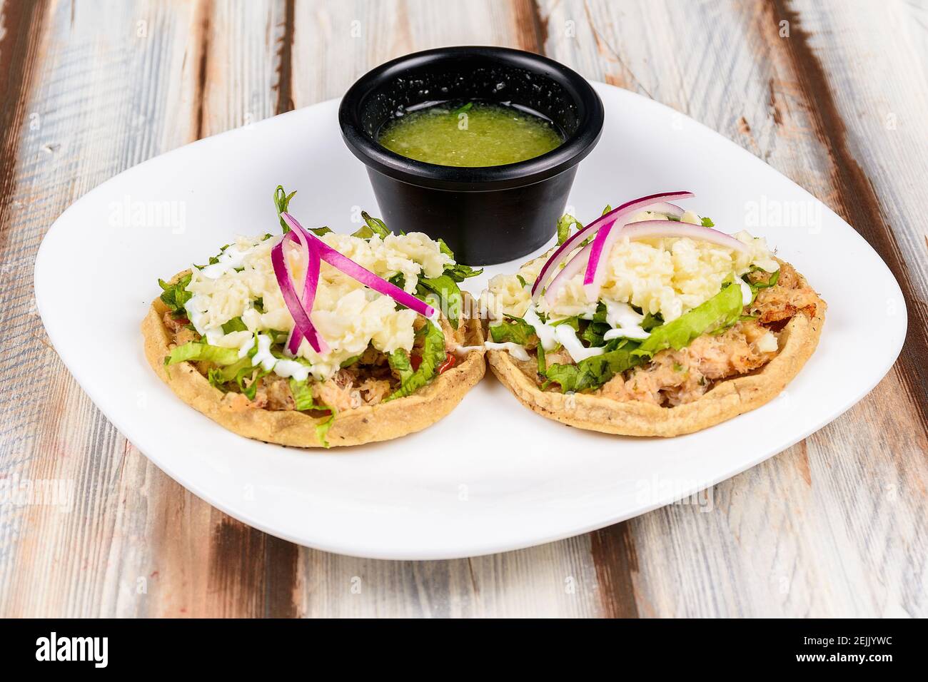 Auf einem Restauranttisch gibt es eine Nahaufnahme zu einigen 'Sopes' aus Krabben, einem mexikanischen Gericht Stockfoto