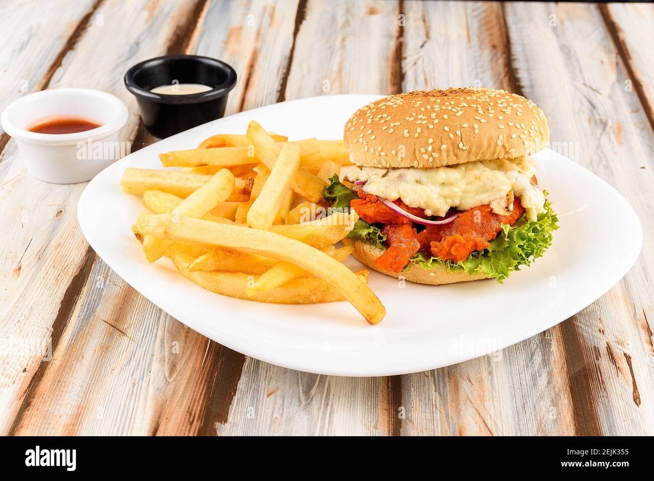 Teller Hamburger mit Hähnchenflügel mit Käse und Sauce Stockfoto