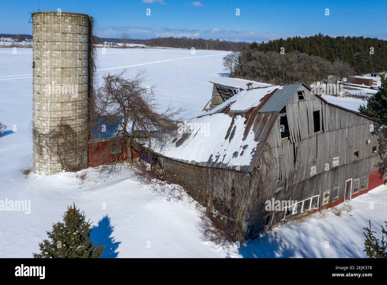 Croswell, Michigan - eine alte Scheune und Silo im Winter auf einer Michigan Farm. Stockfoto