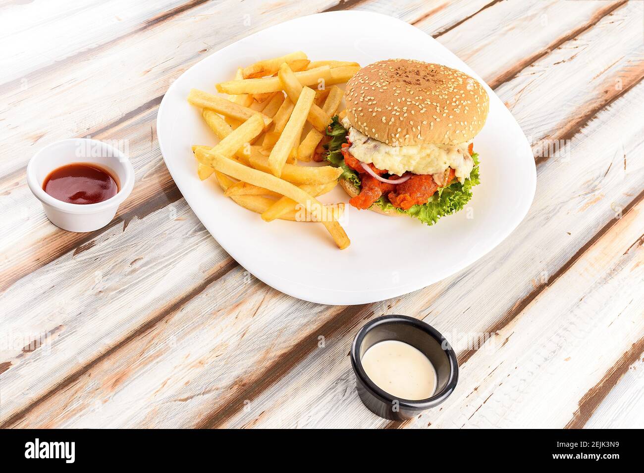 Teller Hamburger mit Hähnchenflügel mit Käse und Sauce Stockfoto