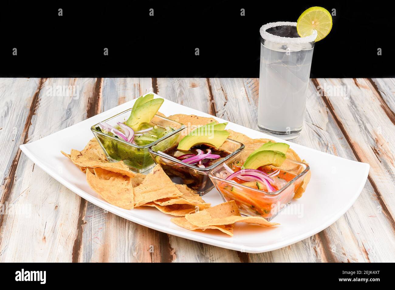 Teller mit Ceviches mit verschiedenen Saucen mit Tortillas begleitet vorbereitet Oder Avocado Stockfoto