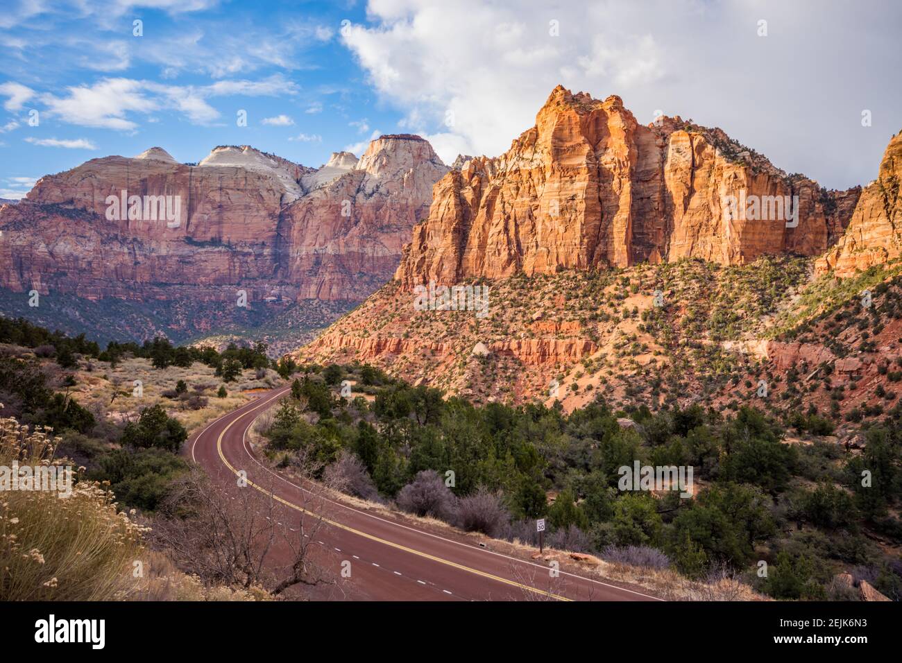 Sonniger Nachmittagsblick über die malerische Straße Utah USA im Zion Canyon-Nationalpark Stockfoto