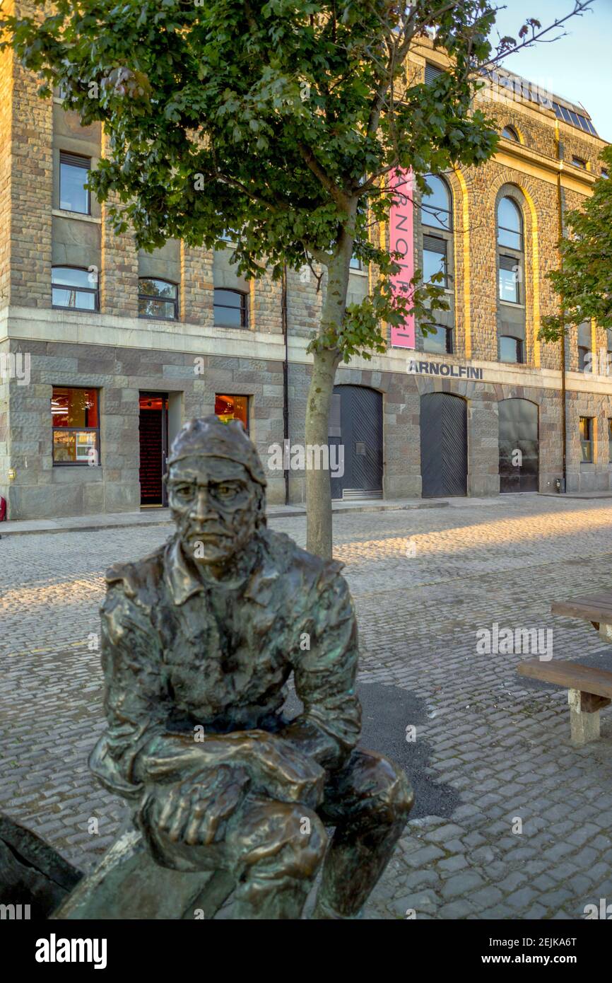 Statue vor der Arnolfini Galerie in Bristol Docks. Stockfoto