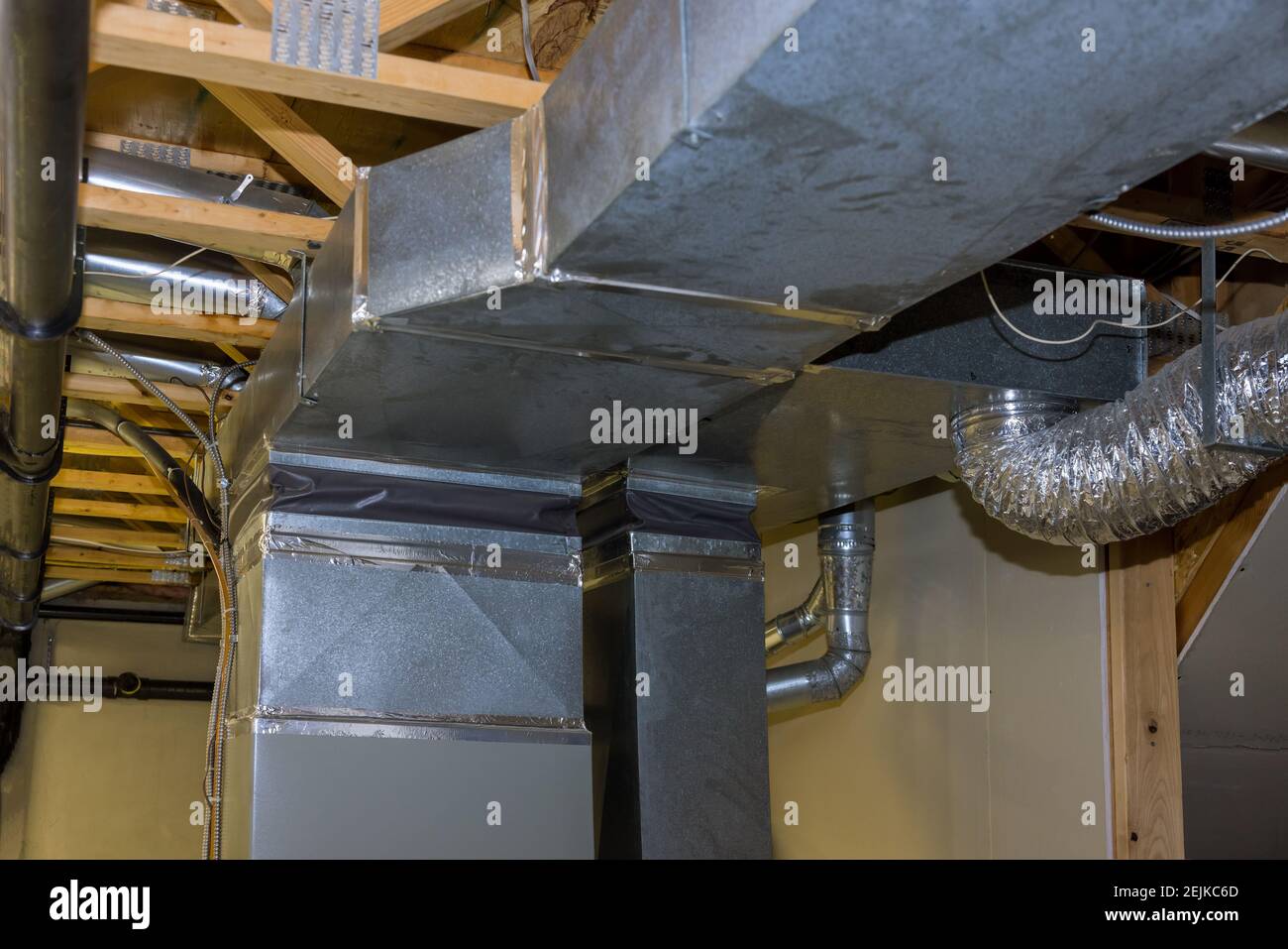 Lüftungsanlage in Stahlzentralheizungsrohren an Neues Zuhause Stockfoto