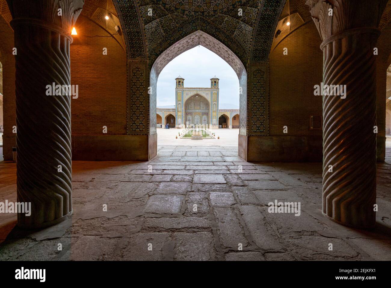 Shiraz, Iran - 04,12.2019: Blick von innen in den Innenhof der Vakil Moschee in Shiraz, Iran. Wunderschöne islamische Architektur. Stockfoto