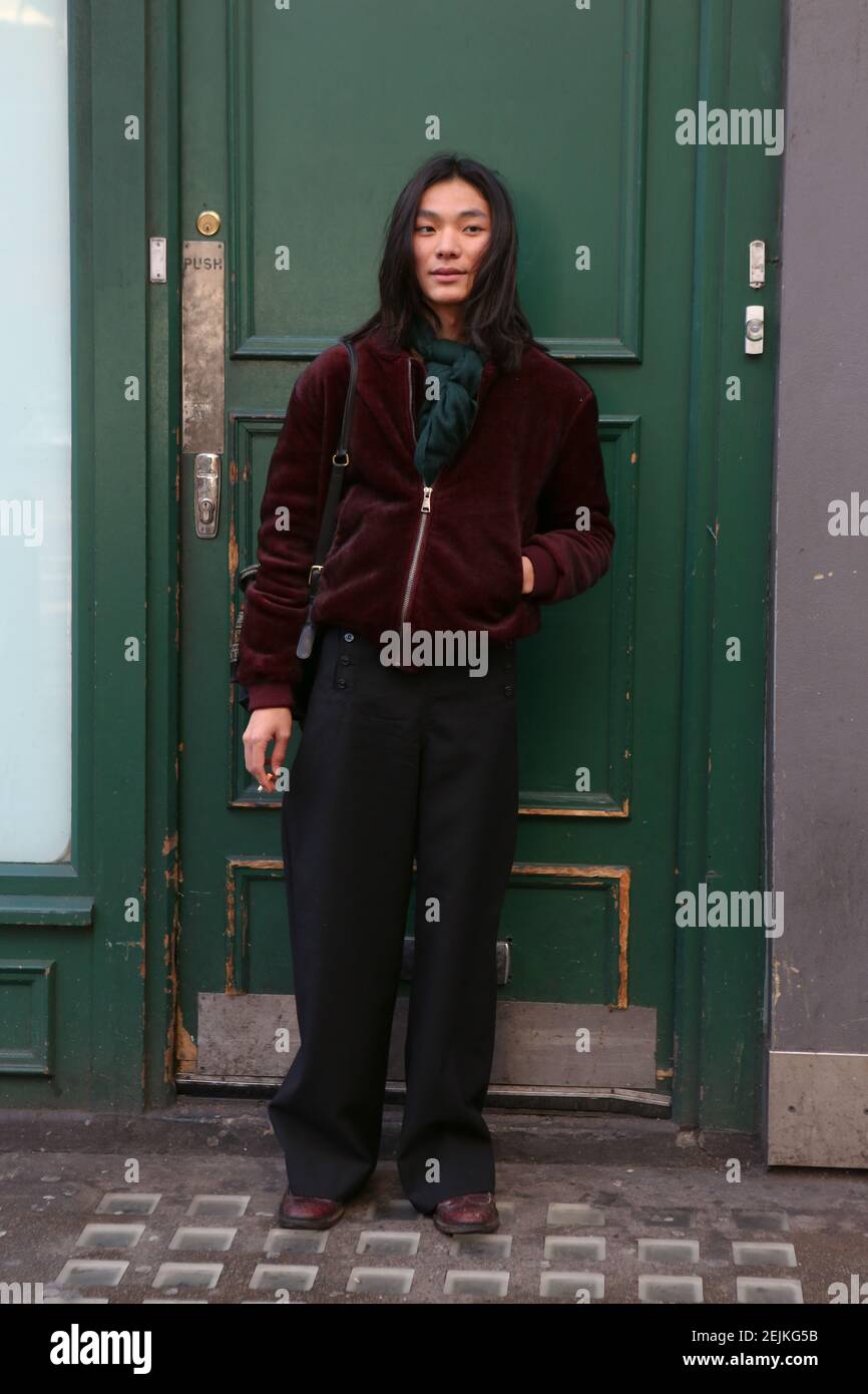 Stilvoller Mann in einer Samt Bomberjacke und Vintage-Hose posiert für ein  Foto während des London Fashion Week Women's Day Four. Street Style im  Zentrum von London. (Foto von Pietro Recchia / SOPA