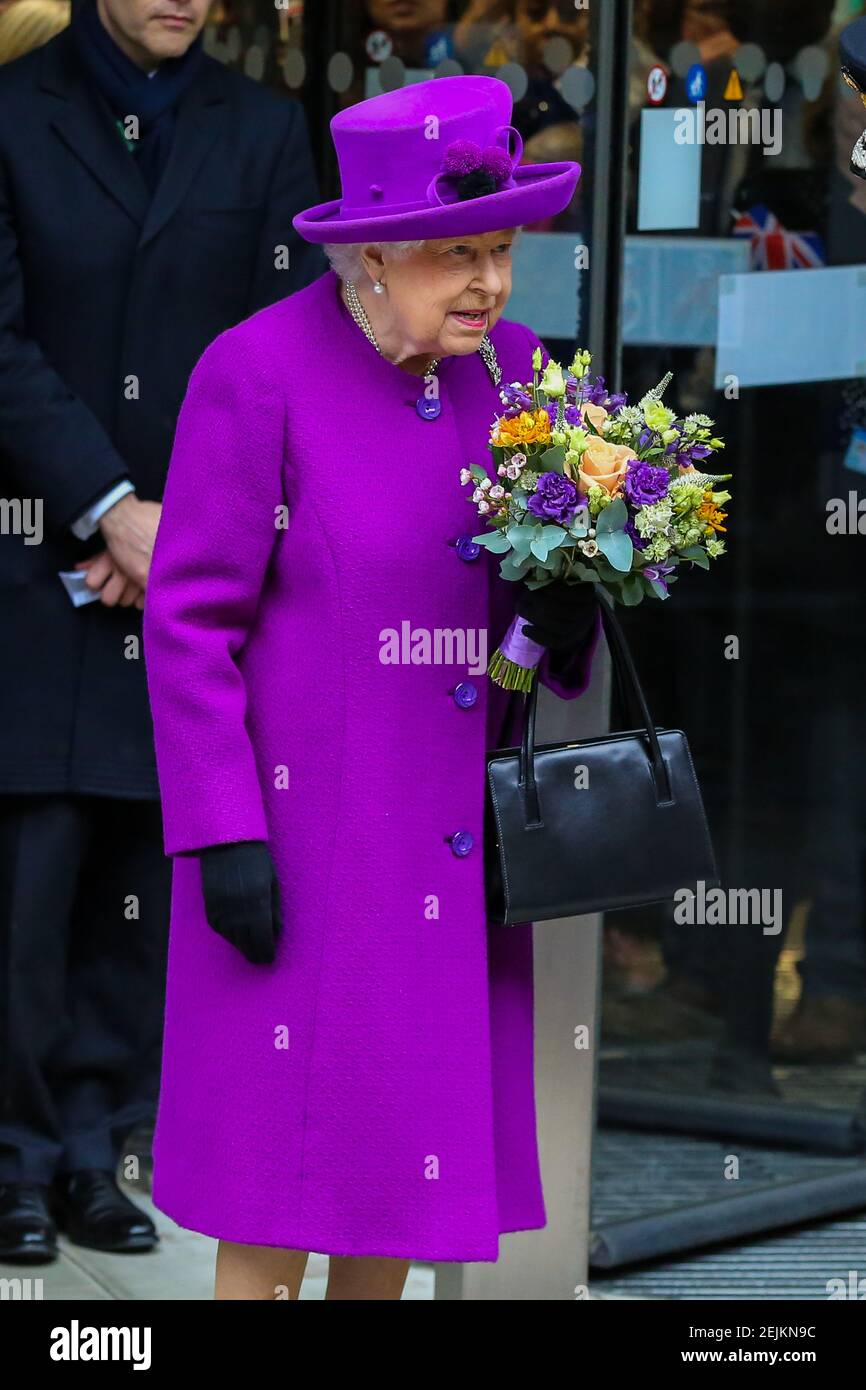 Queen Elizabeth II trägt einen leuchtend violetten, wadenlangen Mantel und  lila gefärbte Hutblätter nach der Eröffnung der neuen Räumlichkeiten des  Royal National Throat, Nose and Oar Hospital und des Eastman Dental Hospital