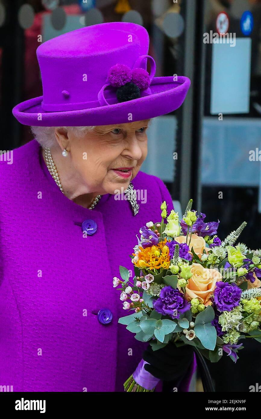 Queen Elizabeth II trägt einen leuchtend violetten, wadenlangen Mantel und  lila gefärbte Hutblätter nach der Eröffnung der neuen Räumlichkeiten des  Royal National Throat, Nose and Oar Hospital und des Eastman Dental Hospital