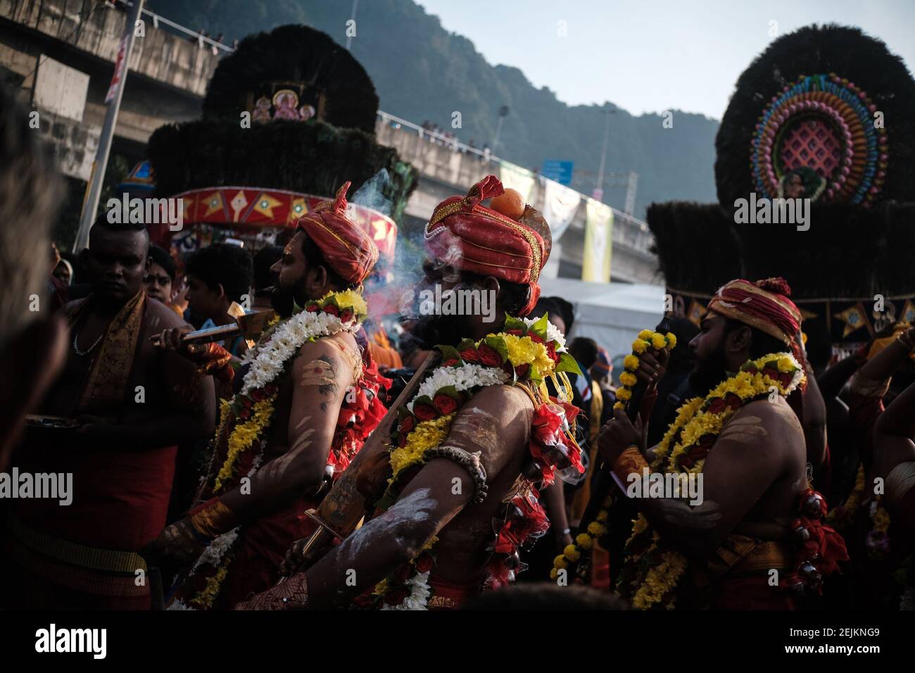 Hinduistische Anbeter, die während des Festivals Rituale durchführen. Das Thaipusam Festival wird im tamilischen Monat (Januar/Februar) auf Vollmond von der tamilischen Gemeinde gefeiert. Das Wort ‘Thaipusam’ ist eine Kombination aus dem Namen eines Monats, Thai, und dem Namen eines Sterns, Pusam. (Foto von Syaiful Redzuan / SOPA Images/Sipa USA) Stockfoto