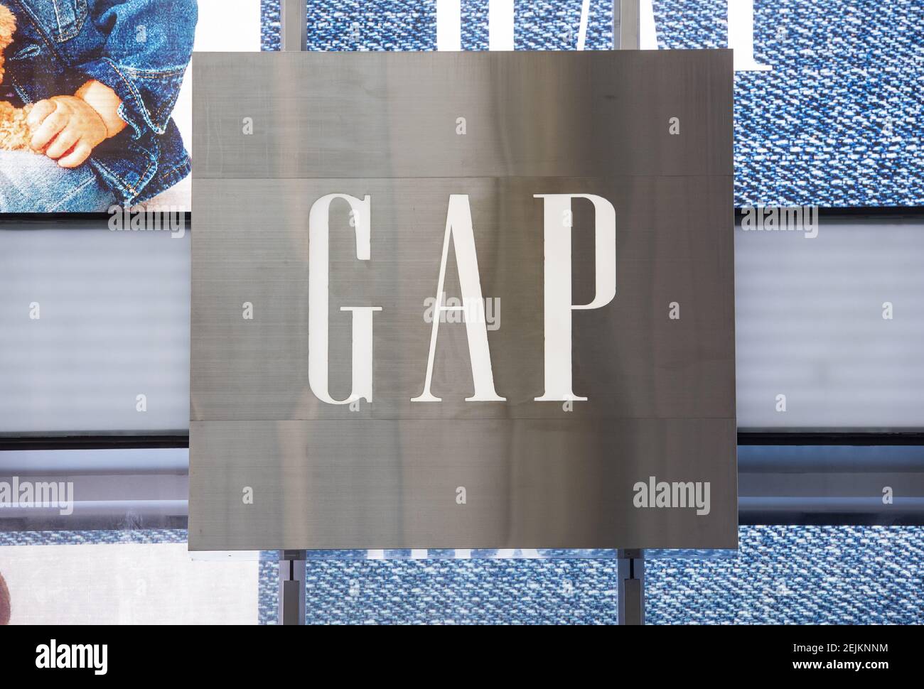 Amerikanische Kleidung und Accessoires Einzelhändler Marke GAP Store und  Logo in Hongkong gesehen. (Foto von Budrul Chukrut / SOPA Images/Sipa USA  Stockfotografie - Alamy
