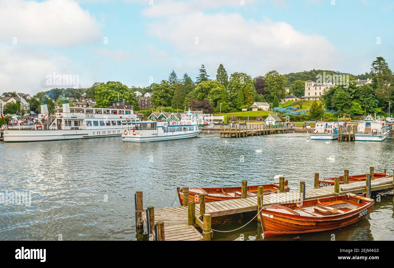 Sightseeing-Schiff und Ruderboote am Hafen von Windermere am Lake Windermere, Lake District, England, Großbritannien Stockfoto