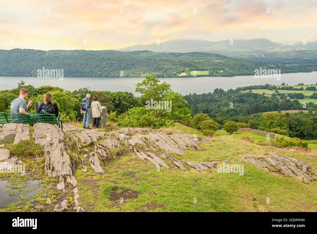 Wanderer genießen die Aussicht am Orrest Head Aussichtspunkt in der Nähe von Windermere, Lake District, Cumbria, England, Großbritannien Stockfoto