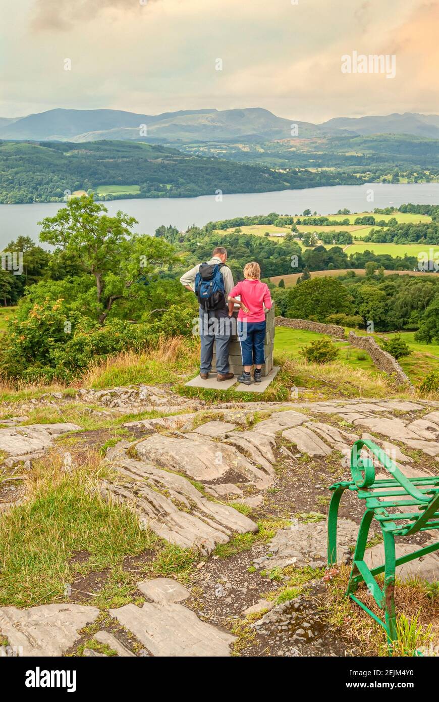Wanderer genießen die Aussicht am Orrest Head Aussichtspunkt in der Nähe von Windermere, Lake District, Cumbria, England, Großbritannien Stockfoto