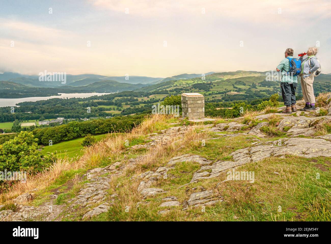 Wanderer genießen die Aussicht am Orrest Head Aussichtspunkt in der Nähe von Windermere, Lake District, Cumbria, England, Großbritannien Stockfoto