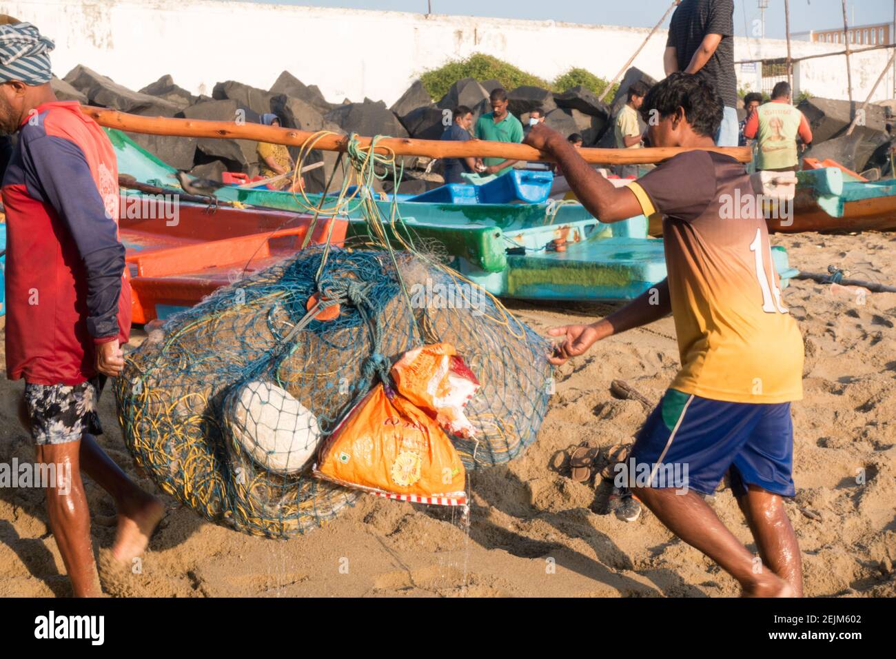 Fischer Verschieben Boot von Wasser zu Land nach den Tagen Arbeiten Stockfoto