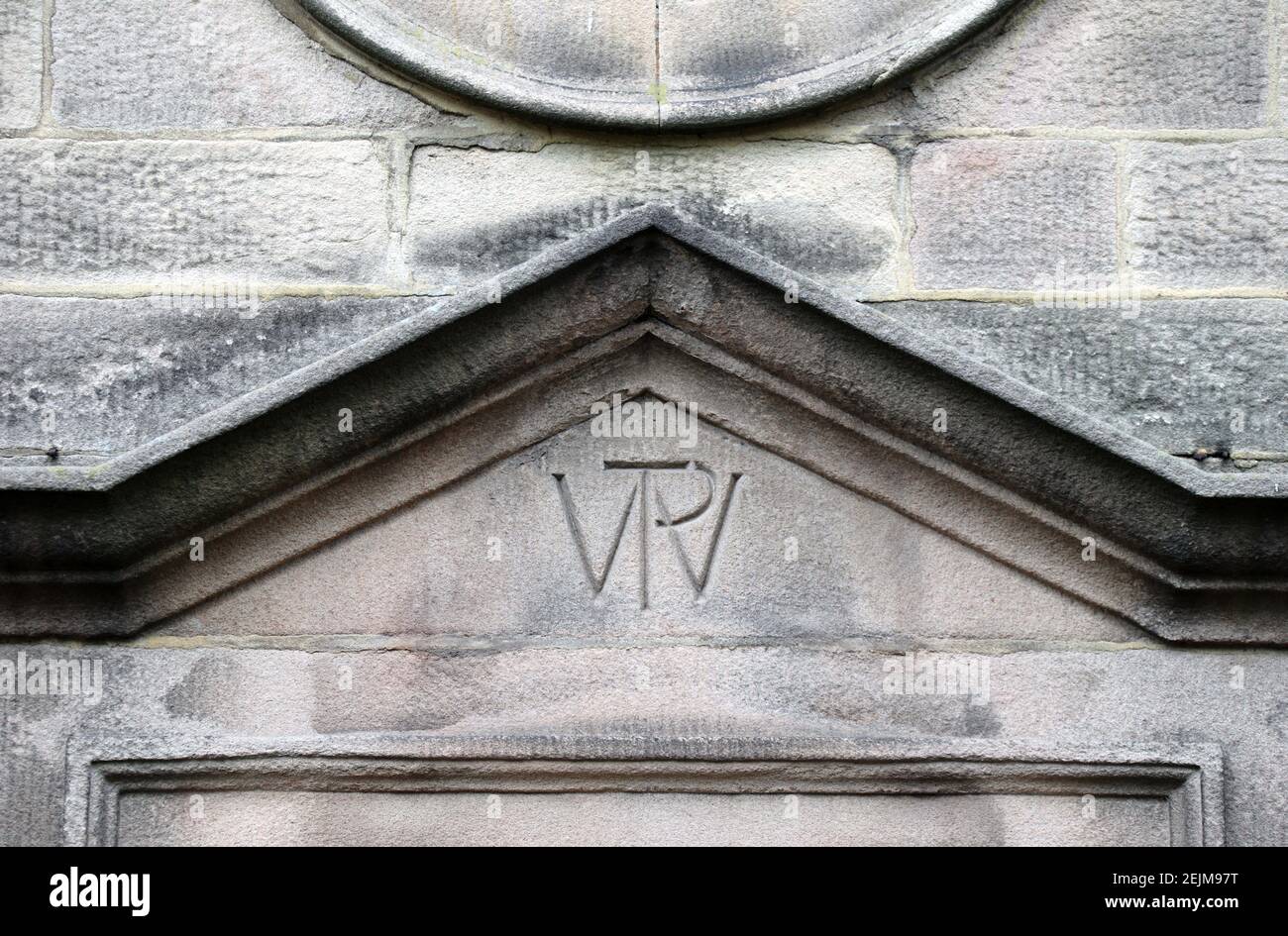 Initialen von William Pole Thornhill geschnitzt auf dem Dorfgrundstück Stanton in Peak in Derbyshire Stockfoto