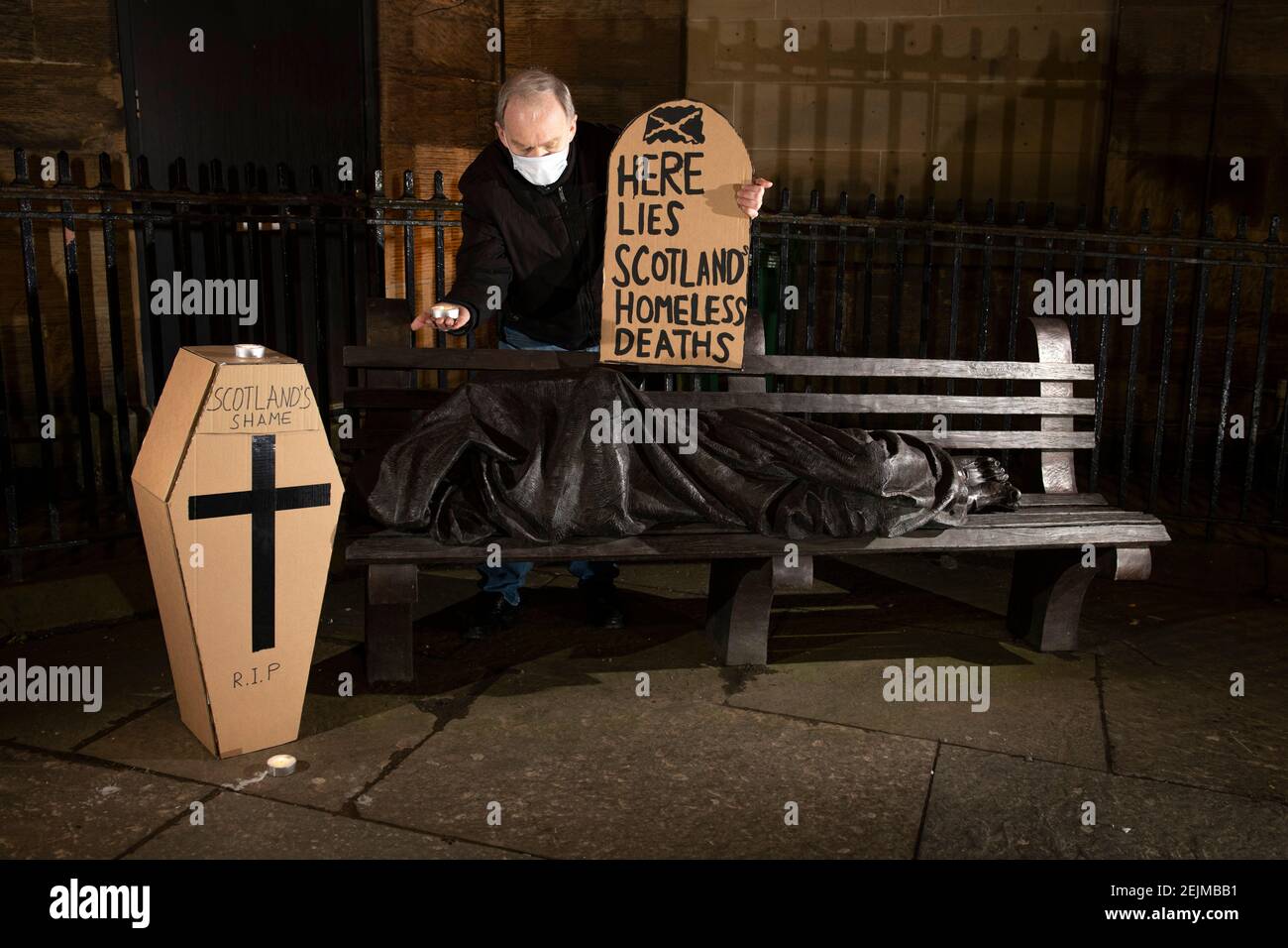 Glasgow, Schottland, Großbritannien. Februar 2021, 22nd. Im Bild: Sean Clerkin - Scottish Pächters Organization, mit einem grabsteinförmigen Plakat mit der Aufschrift: „HIER LIEGT DER OBDACHLOSE IN SCOTLANDS“. Heute, am 23rd. Februar 21, hat die schottische Regierung die Zahl der Obdachlosen-Todesfälle 3 Tage früher freigegeben, die um 11% höher sind als im letzten Jahr. Der Link https://www.nrscotland.gov.uk/news/2021/homeless-deaths-2019 zeigt den Artikel heute. Quelle: Colin Fisher/Alamy Live News Stockfoto