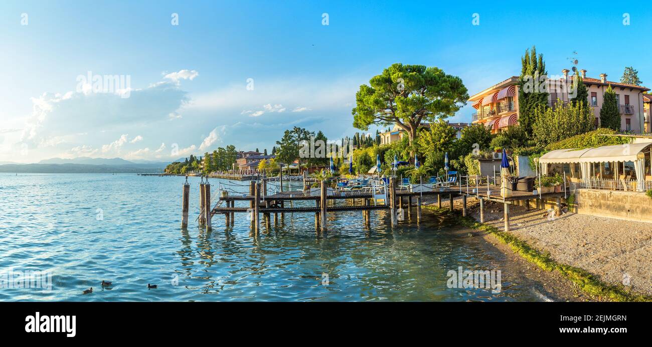 Sirmione am Gardasee in einem schönen Sommertag, Italien Stockfoto