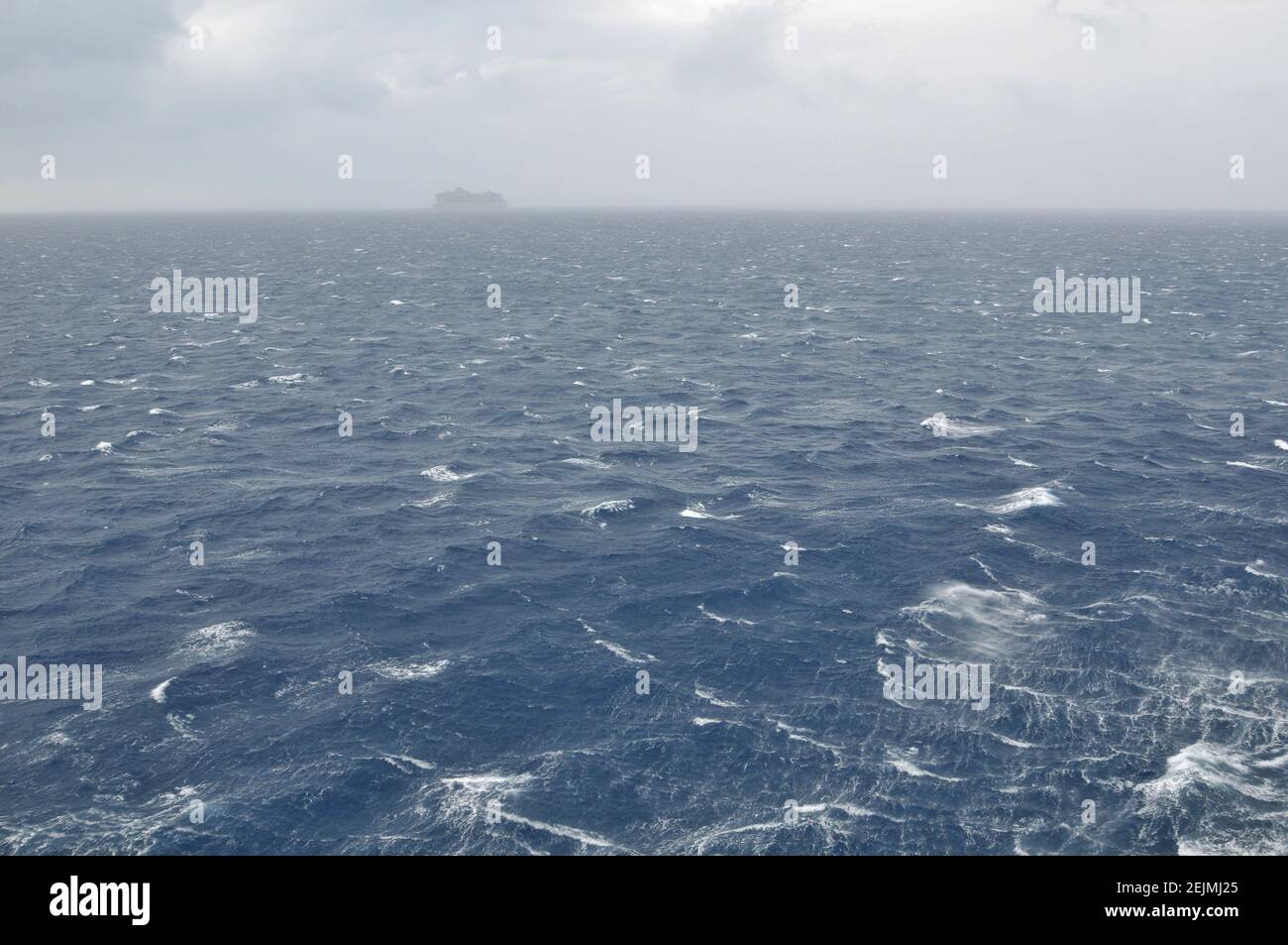 Kreuzfahrtschiff in einen Sturm im Meer während der Sperre der Kreuzfahrtindustrie - April 26th 2020 Stockfoto