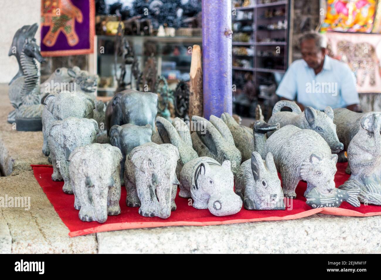 Steinkunstwerke zum Verkauf in Mahabalipuram, Tamil Nadu, Indien Stockfoto