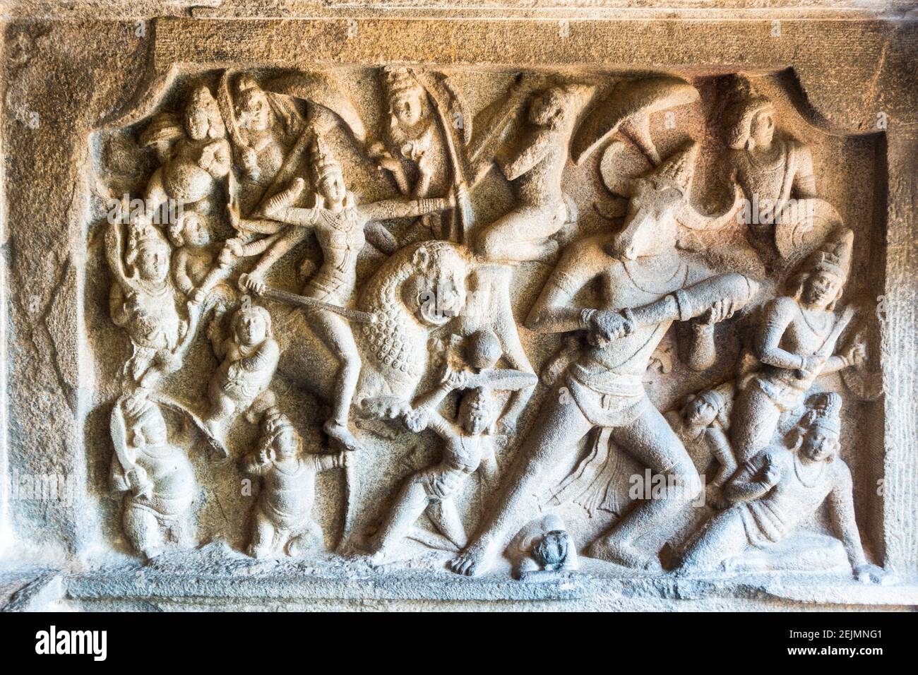 Steinschnitzerei über die hinduistische Mythologie in den riesigen Felsen bei Mahabalipuram, Tamil Nadu, Indien Stockfoto