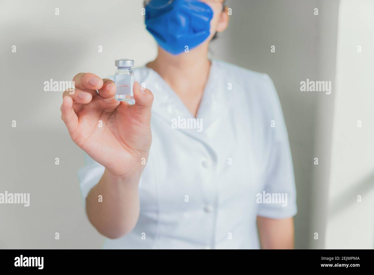 Nahansicht einer Krankenschwester, die eine medizinische Probe hält Stockfoto