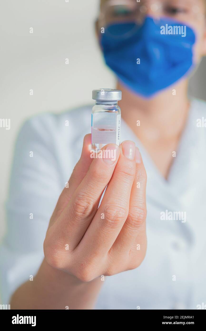 Nahansicht einer Krankenschwester, die eine medizinische Probe hält Stockfoto